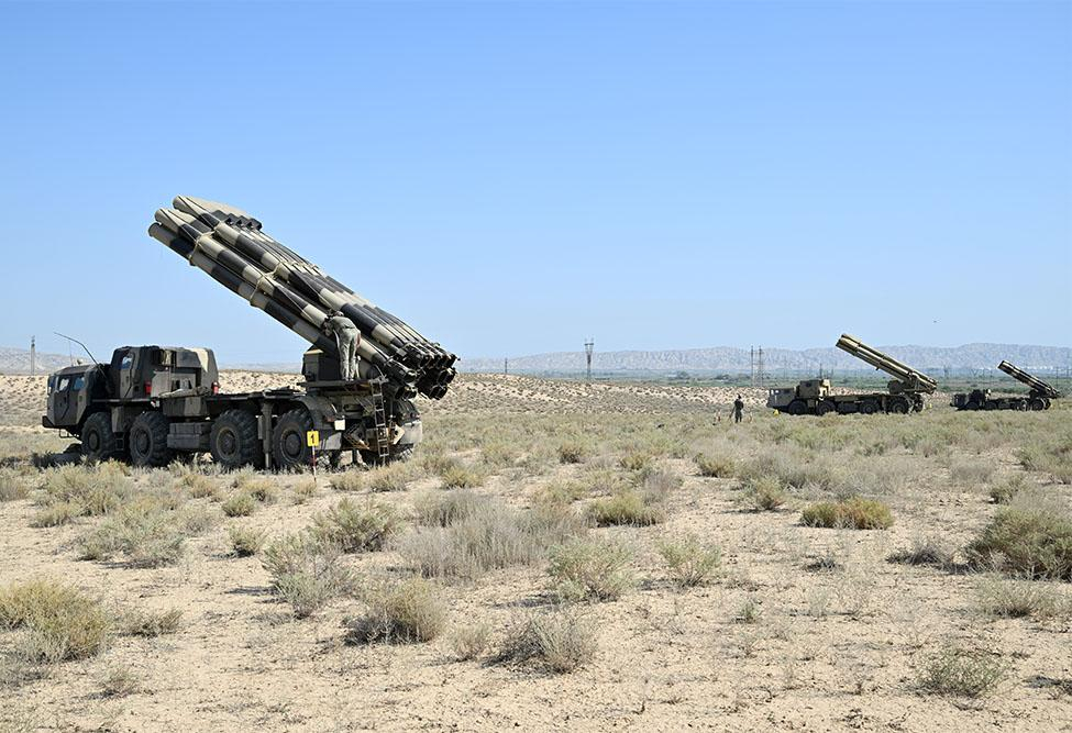 Azərbaycan Ordusunda “Smerç” reaktiv yaylım atəşi sistemli texnikalarından döyüş atışları icra edilib - FOTO/VİDEO